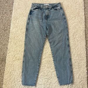 ZARA 6 boyfriend/baggy high waist-lightly distressed jeans with crop raw hem